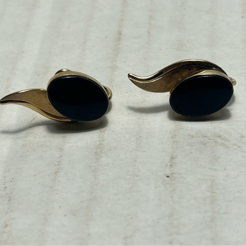 Vintage Onyx 12k Gold Filled With Leaf Screw Back Earrings
